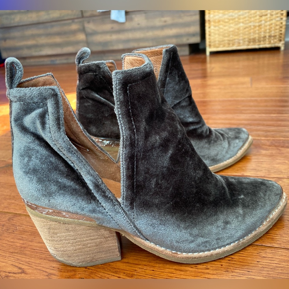 Jeffrey Campbell Cromwell velvet booties size 6.5 - Picture 10 of 11